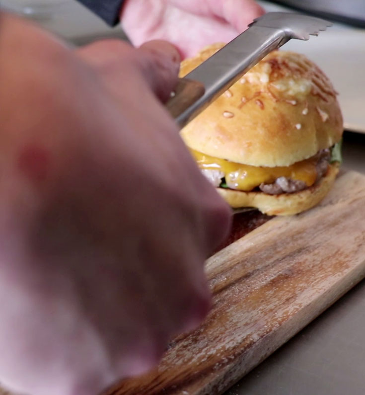 Pose burger du snack Le TyCorn à Chauray